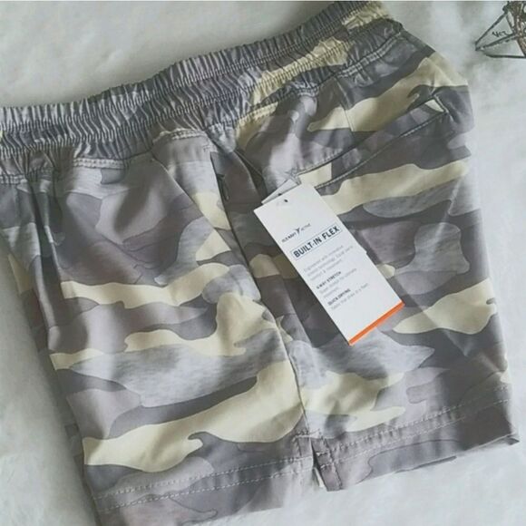 NWT Old Navy Cream Gray Camouflage Quick Dry Shorts Sz M (8) - Picture 1 of 4